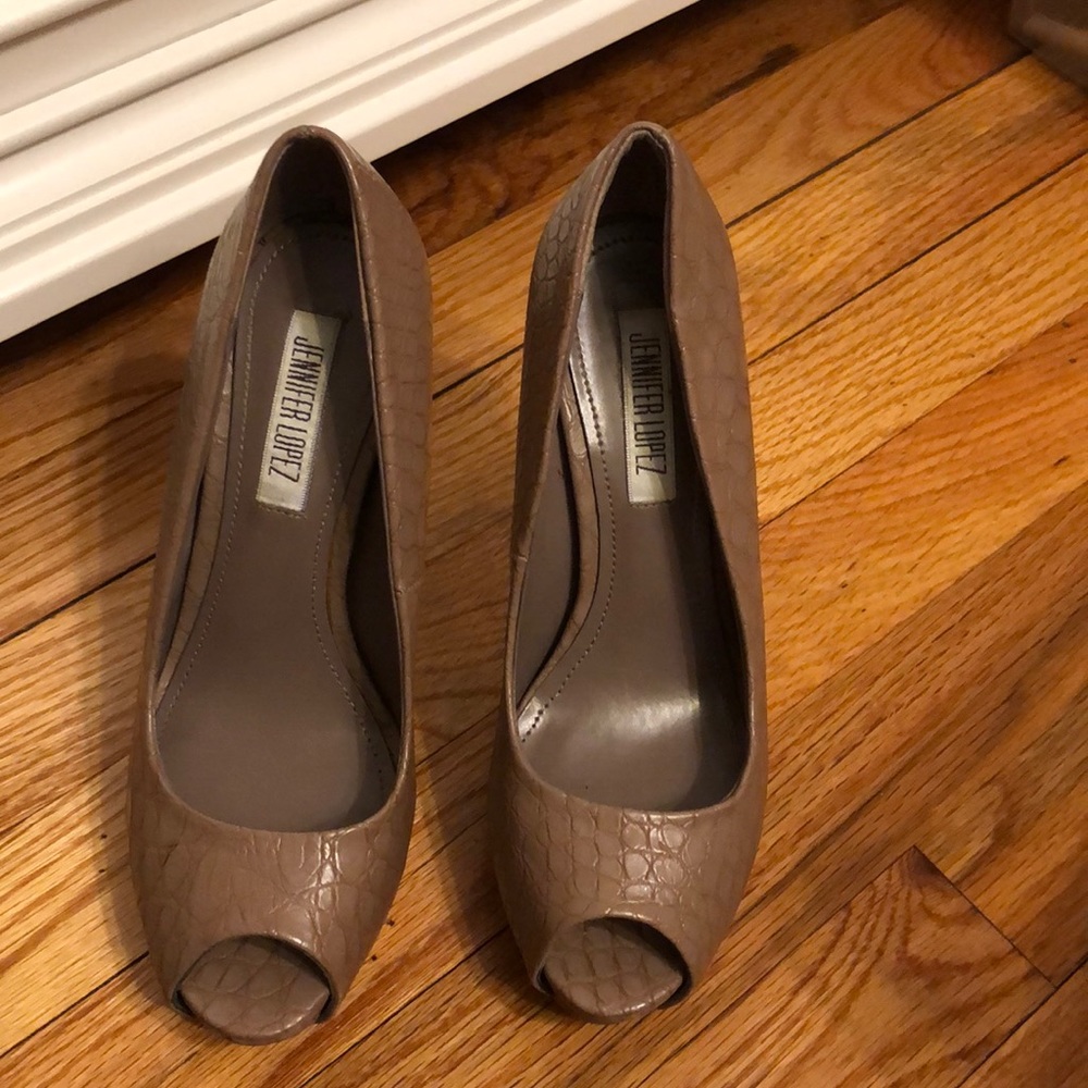 Nude Snake Like Print Pumps Size 6 - image 2